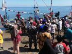 Keluarga-Sima-menangus-histeris-saat-menyambut-kedatangan-jenazahnya-di-pinggir-pantai.jpg