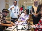 Keluarga-Wakil-Konjen-Jepang-Ishii-Yutaka-bersama-istri-dan-anaknya-belajar-menulis-aksara-Jawa.jpg