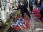 Keluarga-korban-Tragedi-Kanjuruhan-saat-menabur-bunga-di-depan-pintu-13.jpg