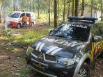 Kendaraan-ambulans-dan-mobil-Polisi-standby-di-Posko-Grenjengan.jpg