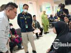 Kepala-BBKK-Surabaya-Rosidi-Roslan-saat-meninjau-layanan-vaksin-mingingitis.jpg