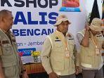 Kepala-BPBD-Jember-Widodo-Julianto-saat-menyerahkan-seragam-pelatihan-kepada-jurnalis.jpg