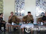 Kepala-DLH-Pamekasan-Supriyanto-saat-bicara-masalah-sampah-di-Pendopo-Ronggosukowati-Pamekasan.jpg