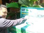 Kepala-DLH-Tulungagung-Santoso-mencontohkan-cara-memasukkan-sampah-ke-drop-box-Get-Splash.jpg