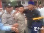 Kepala-Desa-Mundurejo-Edi-Santoso-peci-hitam-saat-baru-keluar-dari-Lapas-Jember.jpg