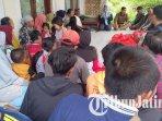 Kepala-Dinsos-P3AKB-Bondowoso-Anisatul-Hamidah-memberikan-trauma-healing-pada-korban-banjir-bandang.jpg