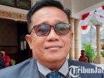 Kepala-Dispora-Kota-Blitar-M-Aminurcholis-bonus-atlet-yang-dapat-medali-di-ajang-Porprov-Jatim-2023.jpg