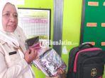 Kepala-SDN-Sentul-2-Kota-Blitar-Bhakti-Nugraheni-menunjukkan-paket-seragam-gratis.jpg