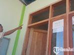 Kepala-SLB-PGRI-Kabat-Samsu-Nurdiansah-menunjukkan-ventilasi-dirusak-maling.jpg