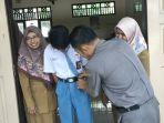 Kepala-SMA-Negeri-3-Kabupaten-Bangkalan-Hendrik-Dewantara-berupaya.jpg