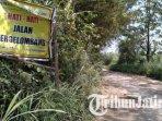 Kerusakan-jalan-di-Desa-Dengkol-Kecamatan-Singosari-Kabupaten-Malang-belum-diperbaiki.jpg
