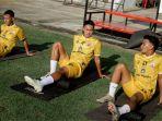 Ketiga-pemain-baru-Madura-United-Fauzan-Hanif-Satrio-Azhar-dan-Arsan-Makarin-saat-latihan-bersama.jpg