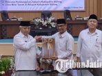 Ketua-DPRD-Malang-Darmadi-dan-Sanusi-melakukan-persetujuan-Raperda-Pengarusutamaan-Gender.jpg