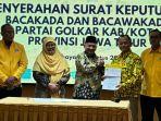 Ketua-DPW-Golkar-Jatim-saat-menyerahkan-SK-pengesahan-dukungan-Bacalon-Bupati-Karna.jpg