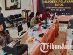 Ketua-Divisi-Teknis-Penyelenggaraan-KPU-Kota-Batu-Erfanudin-mengamati-proses-verifikasi.jpg