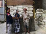 Ketua-Pinsar-Blitar-Suyanto-kiri-menyalurkan-cadangan-jagung-pemerintah.jpg