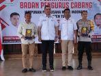 Ketua-Umum-BPC-Hipmi-Tuban-Prasetya-Bagus-Wibawa-memberikan-cinderamata.jpg