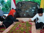 Khofifah-Indar-Parawansa-Emil-Elestianto-Dardak-berziarah-ke-makam-para-tokoh-Bangsa.jpg