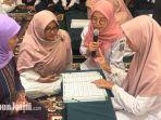 Khofifah-Indar-Parawansa-mengajar-tuna-rungu-untuk-tadarusan-bersama.jpg