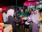 Khofifah-Indar-Parawansa-menyalurkan-bantuan-untuk-warga-korban-banjir-di-mojokerto.jpg