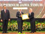 Khofifiah-Indar-Parawansa-menerima-penghargaan-BPSDM-Jatim-Lembaga-Diklat-Terbaik-Nasional.jpg