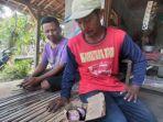 Khoiron-kiri-beserta-kerabat-korban-menunjukkan-uang-puluhan-juta-dalam-pecahan-Rp-100000.jpg