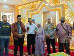 Khoirul-Huda-dan-Sawalin-Puji-Astuti-resmi-jadi-suami-istri-foto-bersama-polisi-dan-penghulu.jpg