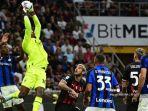 Kiper-AC-Milan-asal-Prancis-Mike-Maignan-menangkap-bola.jpg