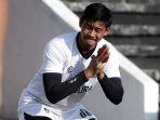 Kiper-Madura-United-Satria-Tama-saat-berlatih-bersama-tim.jpg