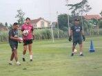Kiper-Persik-Kediri-Leonardo-Navacchio-kembali-berlatih-bersama-tim-di-Kediri-Soccer-Field.jpg