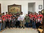 Klub-Bola-Voli-KWK-saat-mendatangi-Calon-Bupati-Ponorogo-Ipong-Muchlissoni-di-kediamannya.jpg
