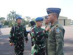 Komandan-Lanud-Abd-Saleh-Marsma-TNI-Fairlyanto-saat-menyematkan-tanda-badge.jpg