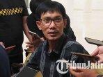 Komisioner-KPU-Jatim-Nur-Salam-memberikan-penjelasan-terkait-tema-debat-perdana-Pilgub-Jatim-20241.jpg