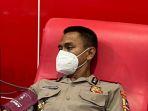 Kompol-Christoper-Adhikara-Lebang-saat-melakukan-proses-donor-darah-di-PMI-Kota-Surabaya.jpg
