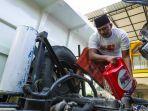 Komunitas-Sopir-Truk-Jatim-bagi-bagi-oli-gratis.jpg