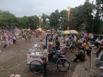 Kondisi-Alun-alun-Merdeka-Kota-Malang-yang-ramai-oleh-pengunjung-dan-PKL-di-dalam.jpg