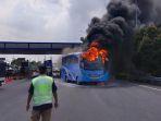 Kondisi-Bus-bernopol-AE-7388-UB-yang-terbakar-di-Gerbang-Tol-Menanggal.jpg