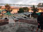 Kondisi-atap-tribun-penonton-Stadion-Gelora-Penataran-di-Kecamatan-Nglegok.jpg