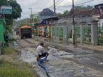 Kondisi-jalan-Desa-Sumberagung-Kecamatan-Rejotangan-yang-rusak-karena-truk-tambang.jpg