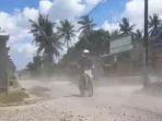 Kondisi-jalanan-rusak-dan-berdebu-di-Desa-Sumberagung-Kecamatan-Rejotangan-Tulungagung.jpg