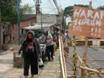 Kondisi-jembatan-darurat-yang-terbuat-dari-bambu-yang-dibangun-hasil-swadaya.jpg