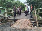 Kondisi-jembatan-penghubung-Desa-Kablukan-dan-Desa-Bate.jpg