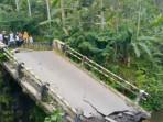 Kondisi-jembatan-penghubung-di-Desa-Kandangan-putus.jpg