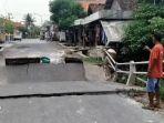 Kondisi-jembatan-poros-kecamatan-di-Desa-Tiwet.jpg