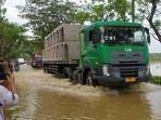 Kondisi-kendaraan-roda-empat-dan-dua-saat-menerobos-banjir-di-Sampang.jpg