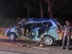 Kondisi-mobil-Avanza-ringsek-usai-bertabrakan-dengan-truk-di-jalur-Pantura-Tuban.jpg