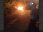 Kondisi-motor-dibakar-warga-di-Desa-Kawistowindu.jpg