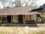 Kondisi-rumah-keluarga-Sasmiati-di-Desa-Pagerwojo-Kesamben-Blitar.jpg