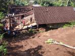 Kondisi-rumah-korban-yang-roboh-terimpa-tanah-longsor.jpg