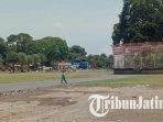 Kondisi-rumput-Alun-alun-Kota-Blitar-di-sisi-utara-mulai-dikeruk-untuk-pembangunan-tahap-dua.jpg